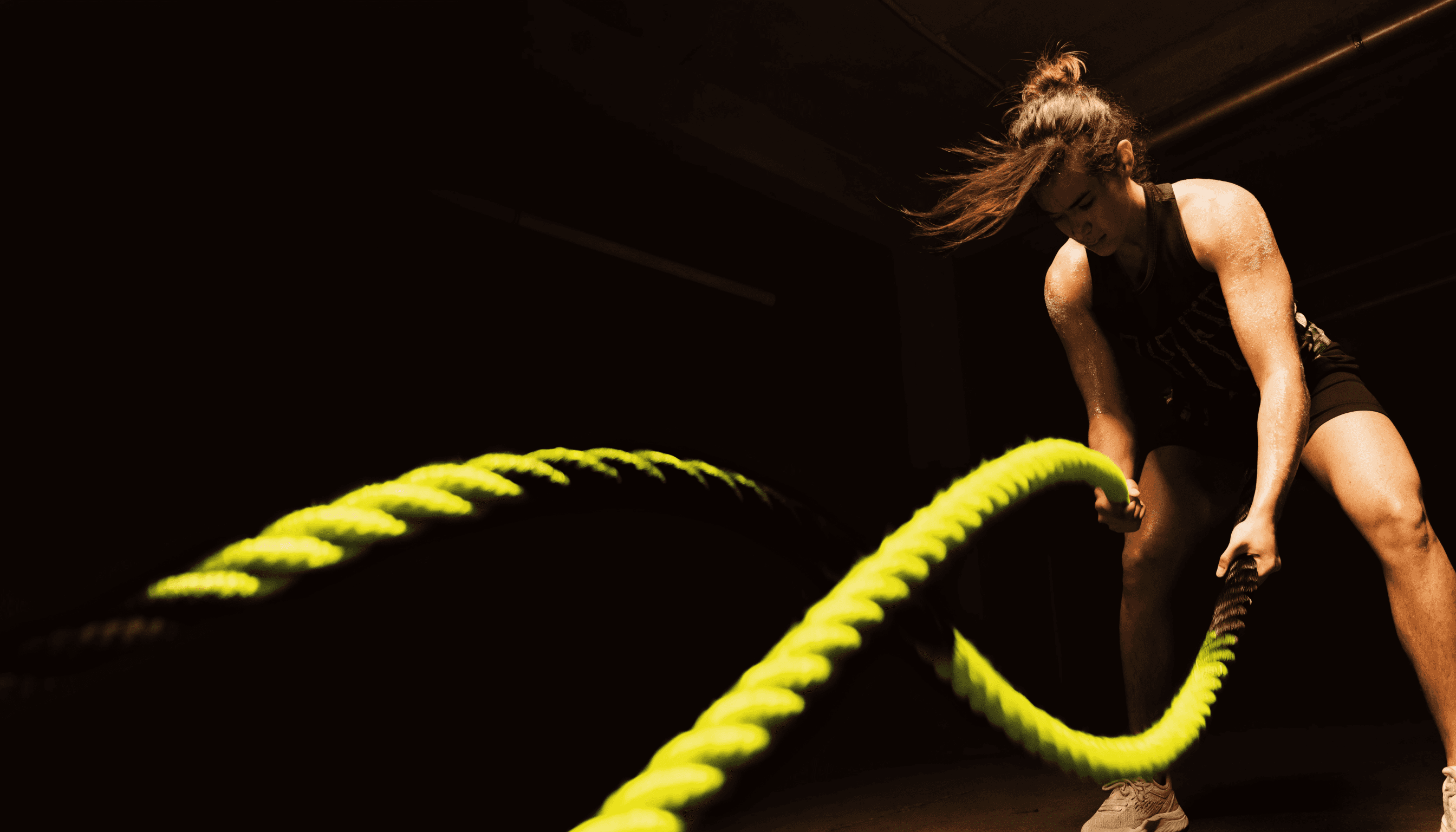 Atleta che allena le battle rope in una sessione di condizionamento